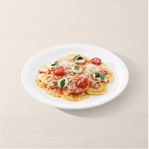 Para os apaixonados por queijo, Ravioli recheado. E por cima, o clássico e delicioso molho de tomate.