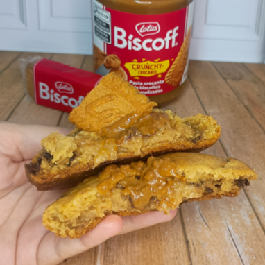 Cookie delicioso com massa caramelizada, macia por dentro e crocante por fora, com recheio cremoso de lótus biscoff original, desenvolvido especialmente para esse cookie. Sabor incrível e diferenciado pra quem ama especiarias.