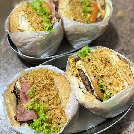 Pão francês, tomate, alface, milho, bacon, queijo e filé de frango