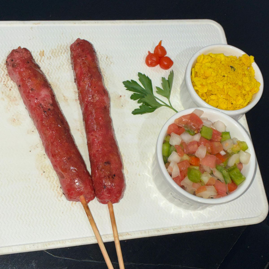 Delicioso espetinho de Linguiça Apimentada, temperada no ponto certo e grelhada na brasa.