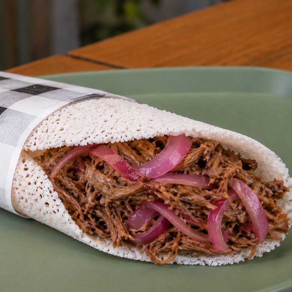 Rendada com queijo coalho, carne desfiada e picles de cebola.