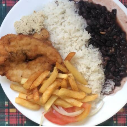 Delicie-se com nosso prato completo, acompanhado de arroz soltinho, feijão temperado na medida, farofa crocante, batata frita dourada e uma fresca salada de alface, tomate e cebola.