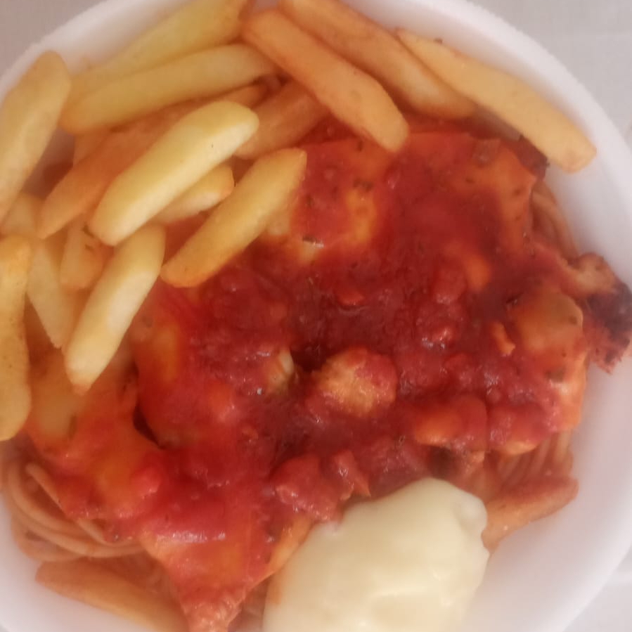 Filé de frango à milanesa, molho de tomate e queijo, arroz refogado, purê e salada