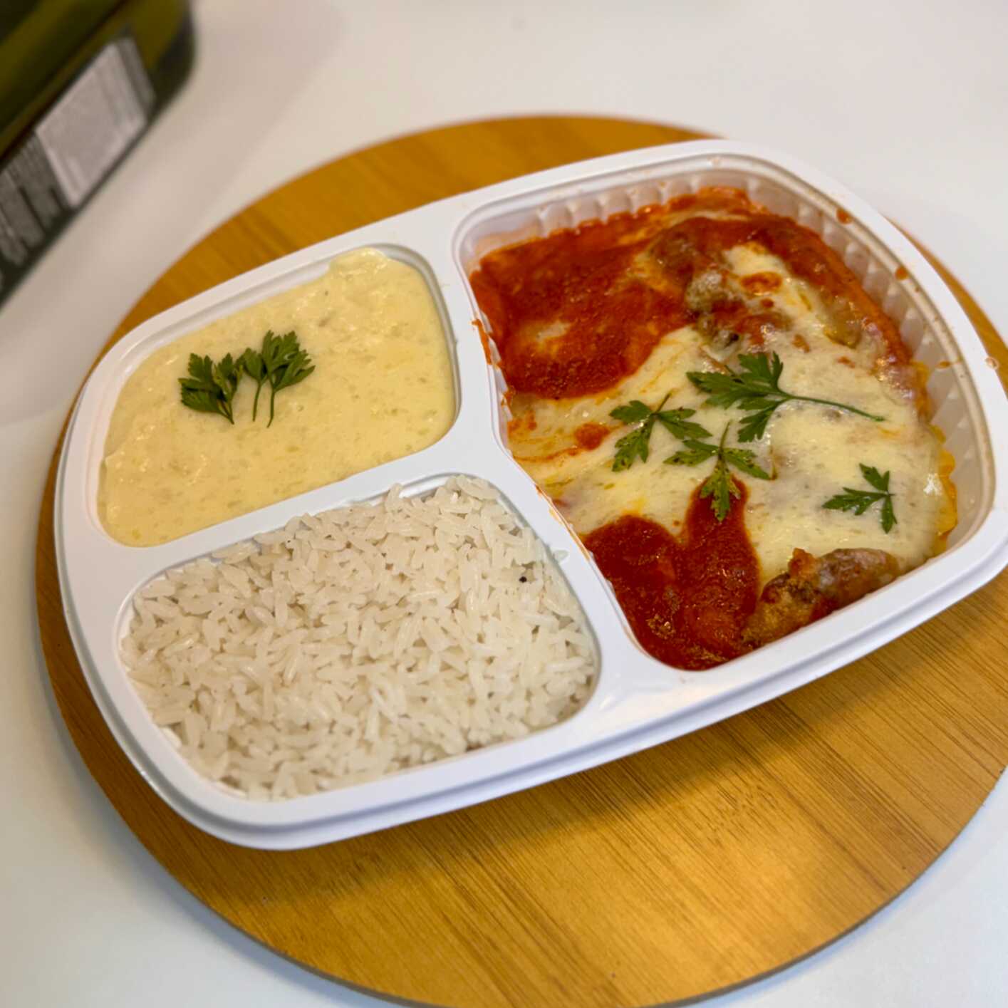 Filé de Tilápia empanado e crocante, coberto com molho caseiro e muito queijo derretido!!
Acompanha arroz soltinho e purê de batata super cremoso.
-----------tags--------------
ChefAnita, Tilápia, Parmegiana