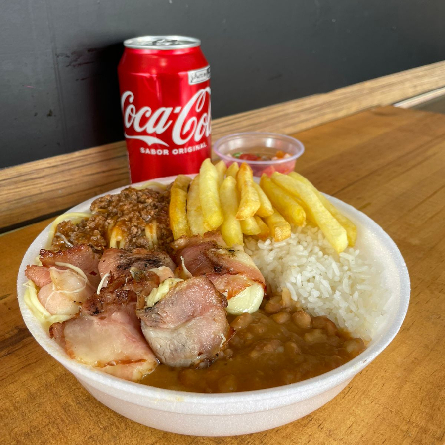 Arroz, feijão, macarrão, churrasco misto ( Boi, Porco, Linguiça, Tulipa) batata frita, vinagrete.