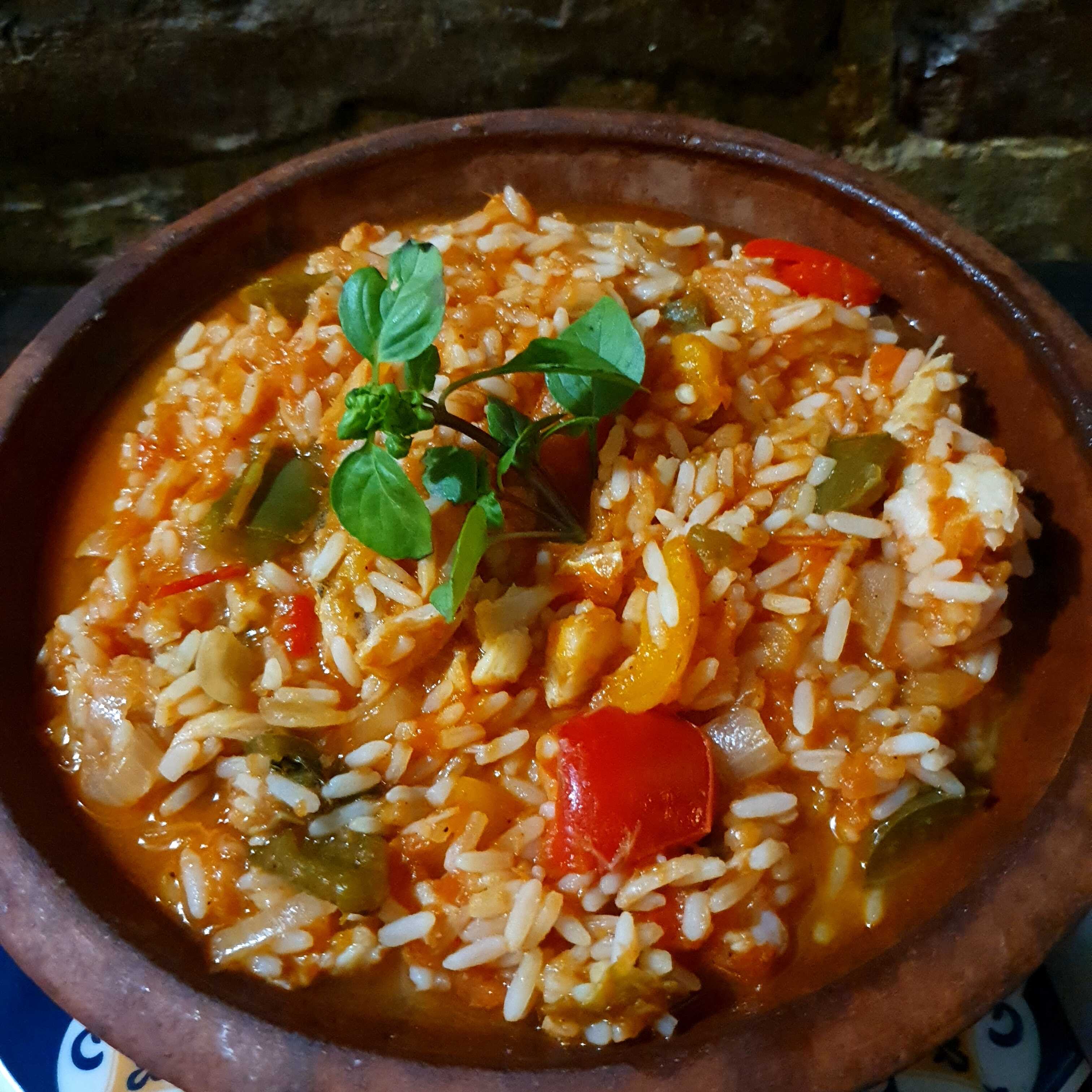 Bacalhau em pedaços, cozido com arroz, cebola, pimentão e molho de tomate caseiro. Serve 2 pessoas