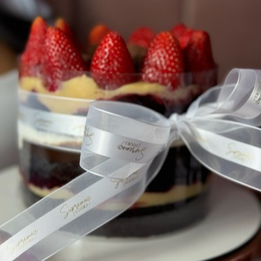 O momento mais esperado chegou. O bolo mais gostoso desenvolvido pela Supremo, direto pro seu evento! Massa de chocolate 100% belga, brigadeiro de chocolate Branco, mousse de ninho, Geleia de frutas vermelhas e brigadeiro de chocolate que não pode faltar..Bolo 15cm (Rende até 12 fatias )