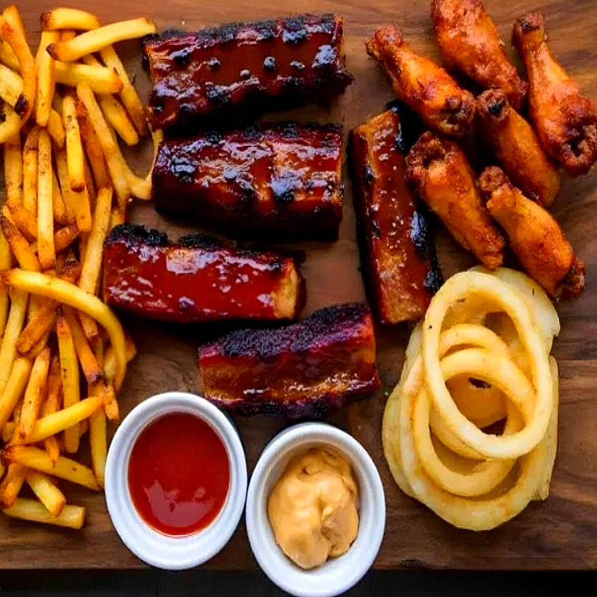 4 Costillas Ahumadas + 4 Alitas BBQ