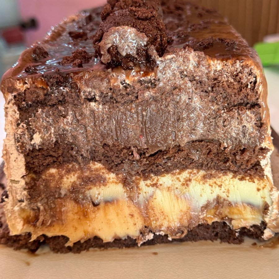 Massa de chocolate Recheio de ninho, brigadeiro e Ovomaltine