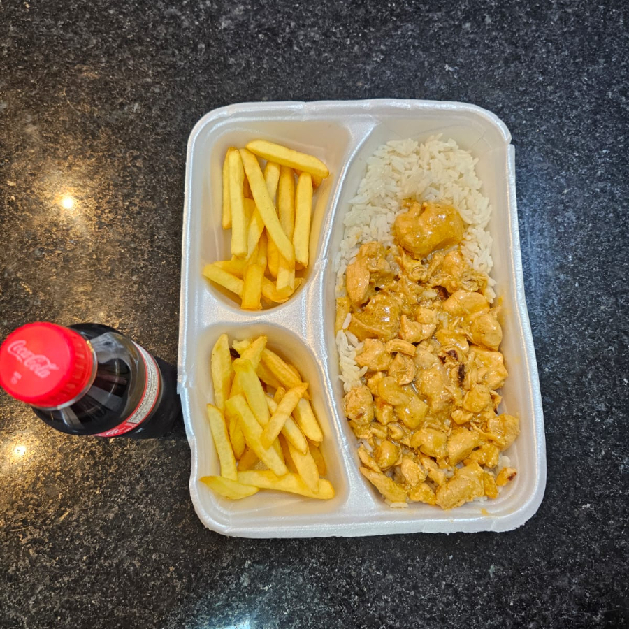 Delicioso strogonoff de Frango, acompanha arroz e fritas. Mais uma coca cola 200Ml