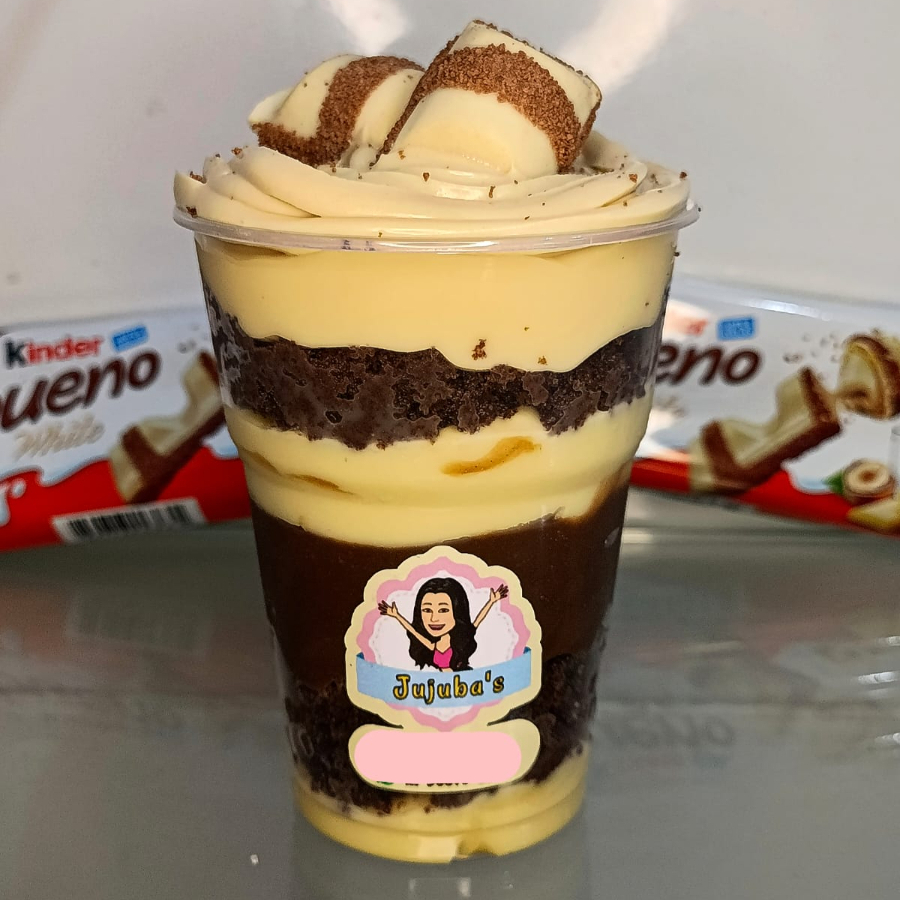 Composto por nosso recheio cremoso de chocolate 50% cacau, mousse cremoso de Ninho, bolo de chocolate, delicioso creme de Bueno e finalizado com o maravilhoso bombom Kinder Bueno.