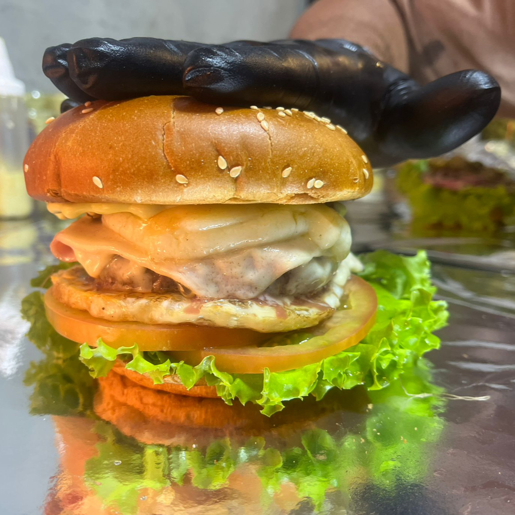 Pão de Brioche ,Ovo , Blend Bovino ( 160g) ,Presunto , Mussarela , Bacon, Alface , Tomate, Maionese Verde da Casa.