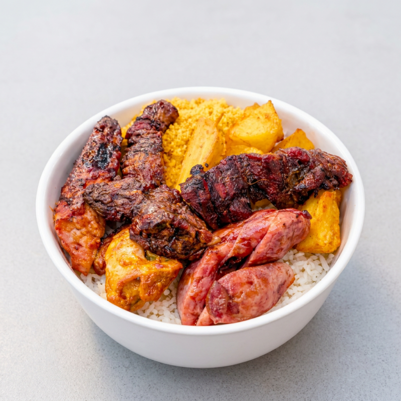 A renomada Churrascaria Boi Branco traz para você a opção de 'Marmita Churrasco na Brasa'. Esta delícia é composta por suculentos pedaços de carne cuidadosamente selados na brasa, acompanhados de um arroz branco leve e soltinho, um feijão carioca bem temperado e com gostinho de casa, uma farofa crocante e fritura na medida certa. Como toque final, incluímos a guarnição do Dia, sempre fresca e variada. Servimos este prato caseiro e repleto de sabor no almoço. O tamanho da marmita é médio, perfeito para satisfazer o seu apetite. Venha experimentar!