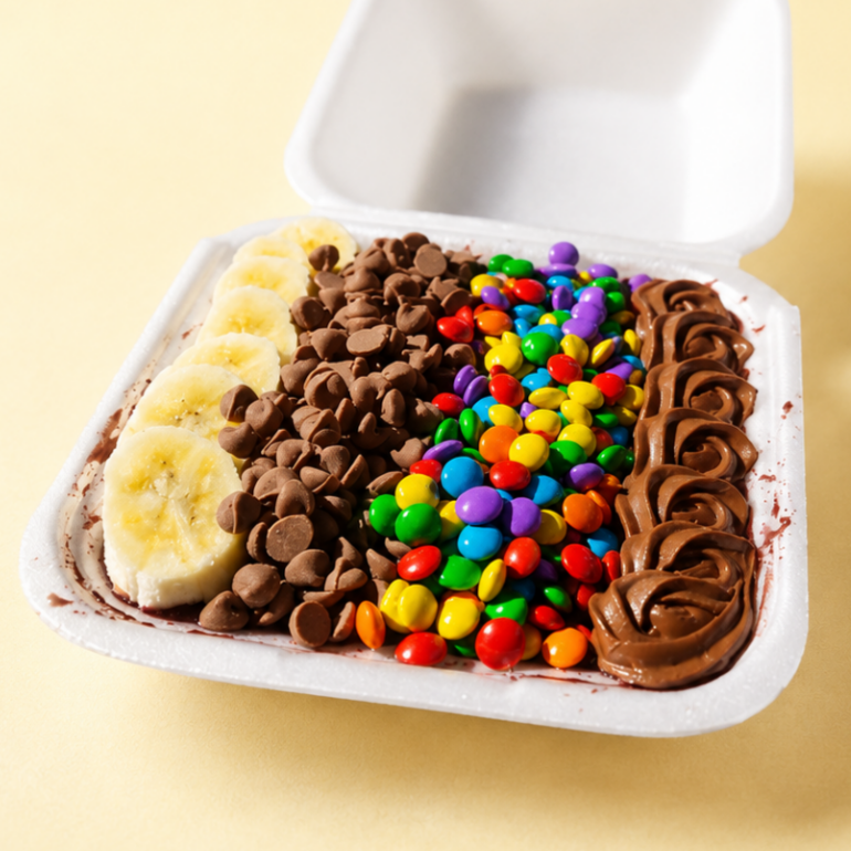 Crie sua tigela perfeita! Escolha 4 acompanhamentos, 2 frutas fresquinhas e 1 calda deliciosa, tudo grátis. Personalize seu açaí com muito sabor e frescor, do jeitinho que você gosta!