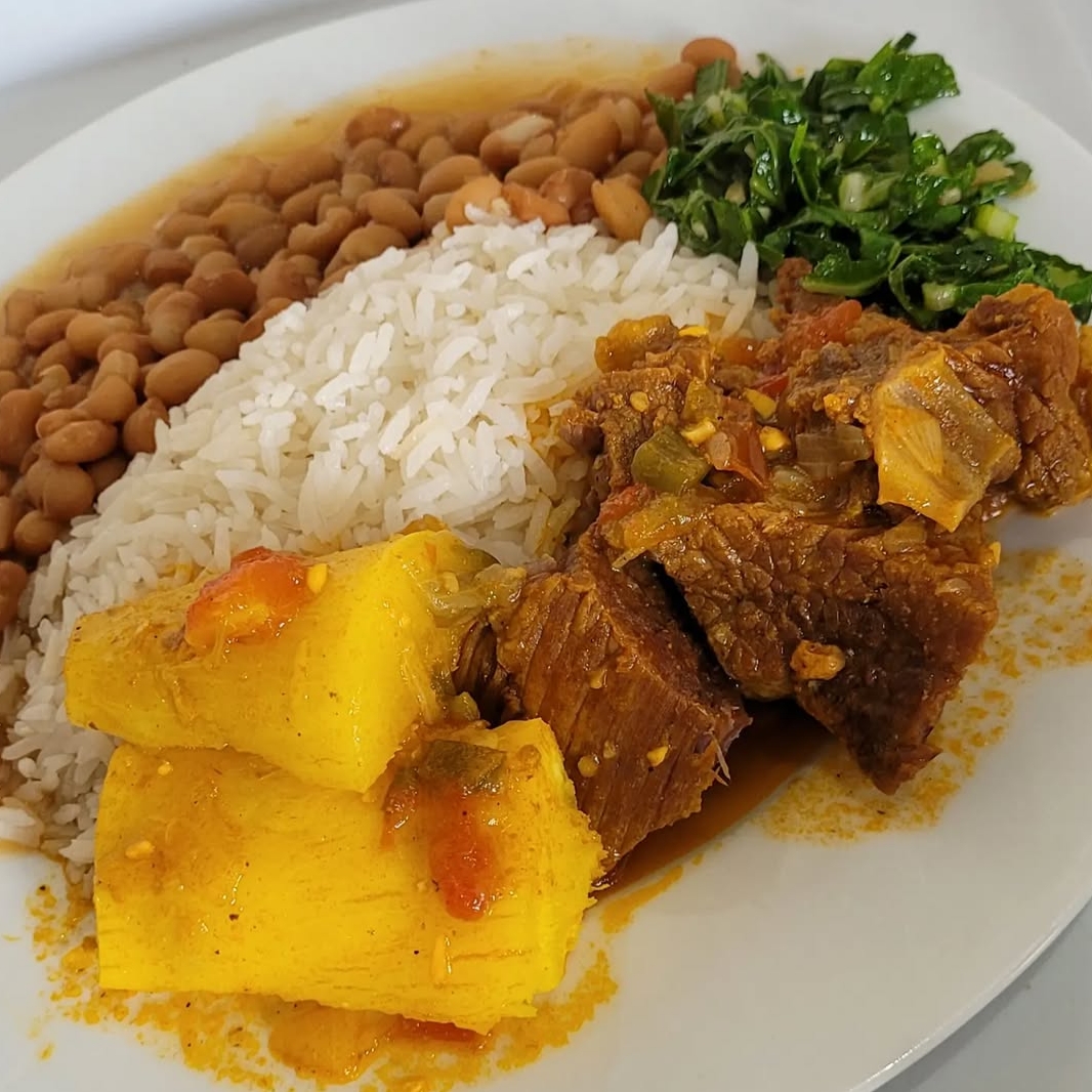 Acompanha : Arroz Branco, Feijão Carioca, legumes do dia ou macarrão e salada!