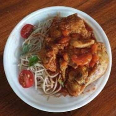 Delicioso macarrão alho e óleo e frango à milanesa douradinho.