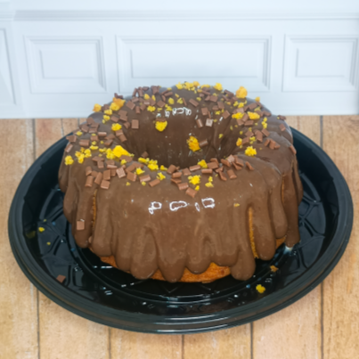 Massa fofinha de cenoura com cobertura de chocolate. 16cm de diâmetro . Rende aproximadamente 8 fatias.