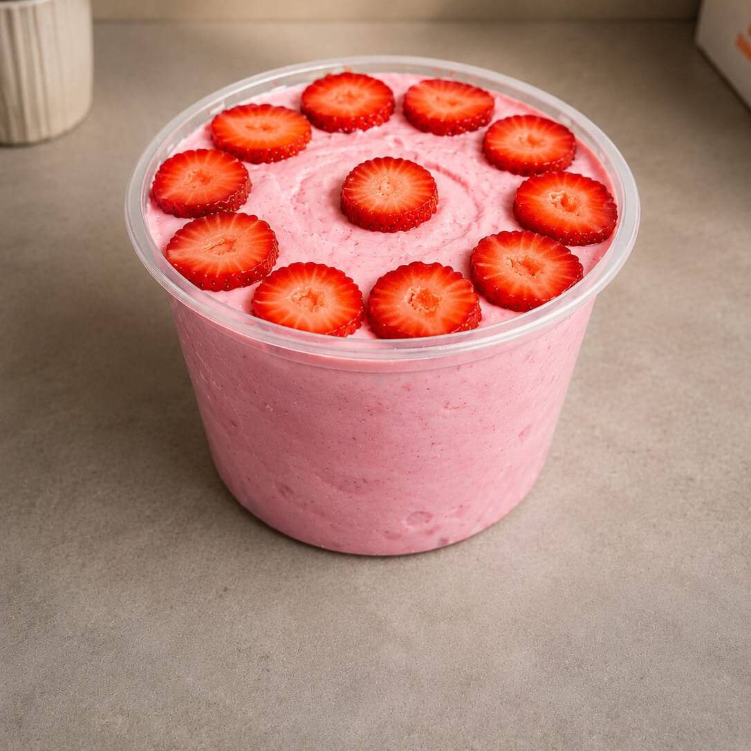 Pote de sorvete de morango com morangos frescos. 1 Litro.