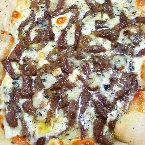 Massa Tradicional, molho caseiro, queijo Muçarela e filé