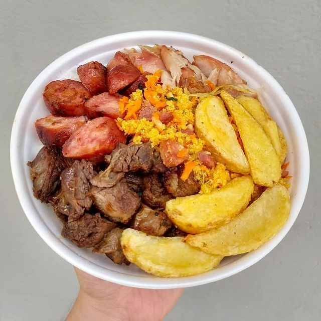 Marmita completa Arroz, feijão, salada e churrasco suculento na brasa. Refeição completa e saborosa!
