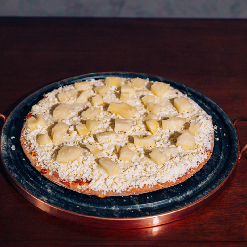 Muss, molho doce, chocolate branco, leite condensado e abacaxi