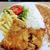 Acompanha arroz, feijão e fritas