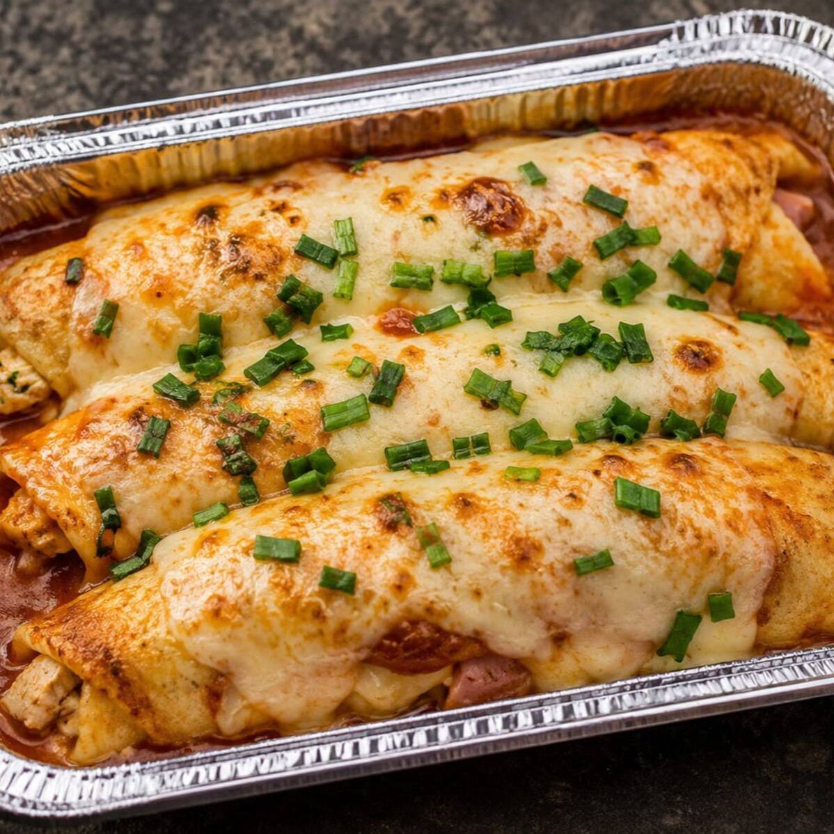 3 panquecas recheadas com carne moída e requeijão cremoso,regada com molho ao sugo