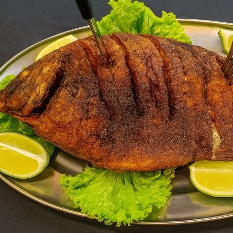 Tilápia inteira frita