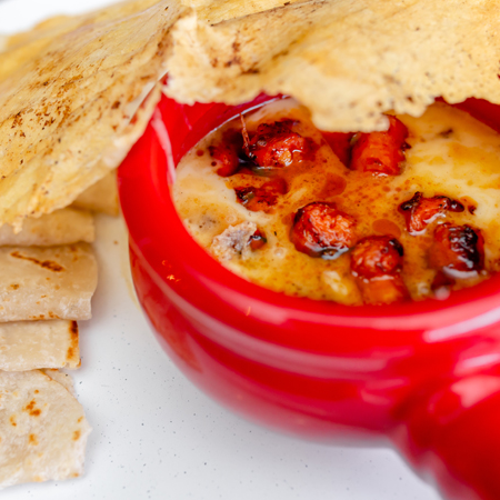 Cazuelita de Queso Fundido con Longaniza