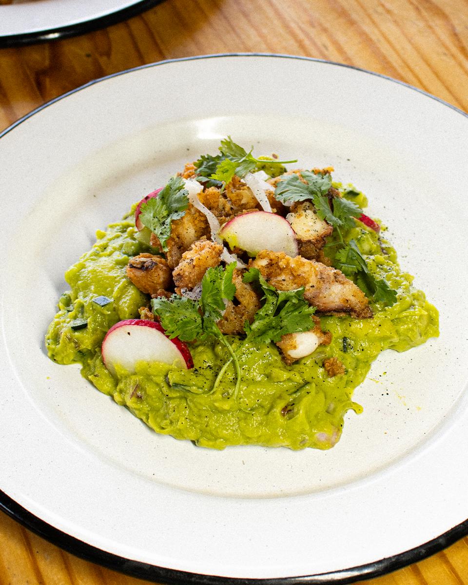 CHICHARRÓN DE PULPO Y GUACAMOLE