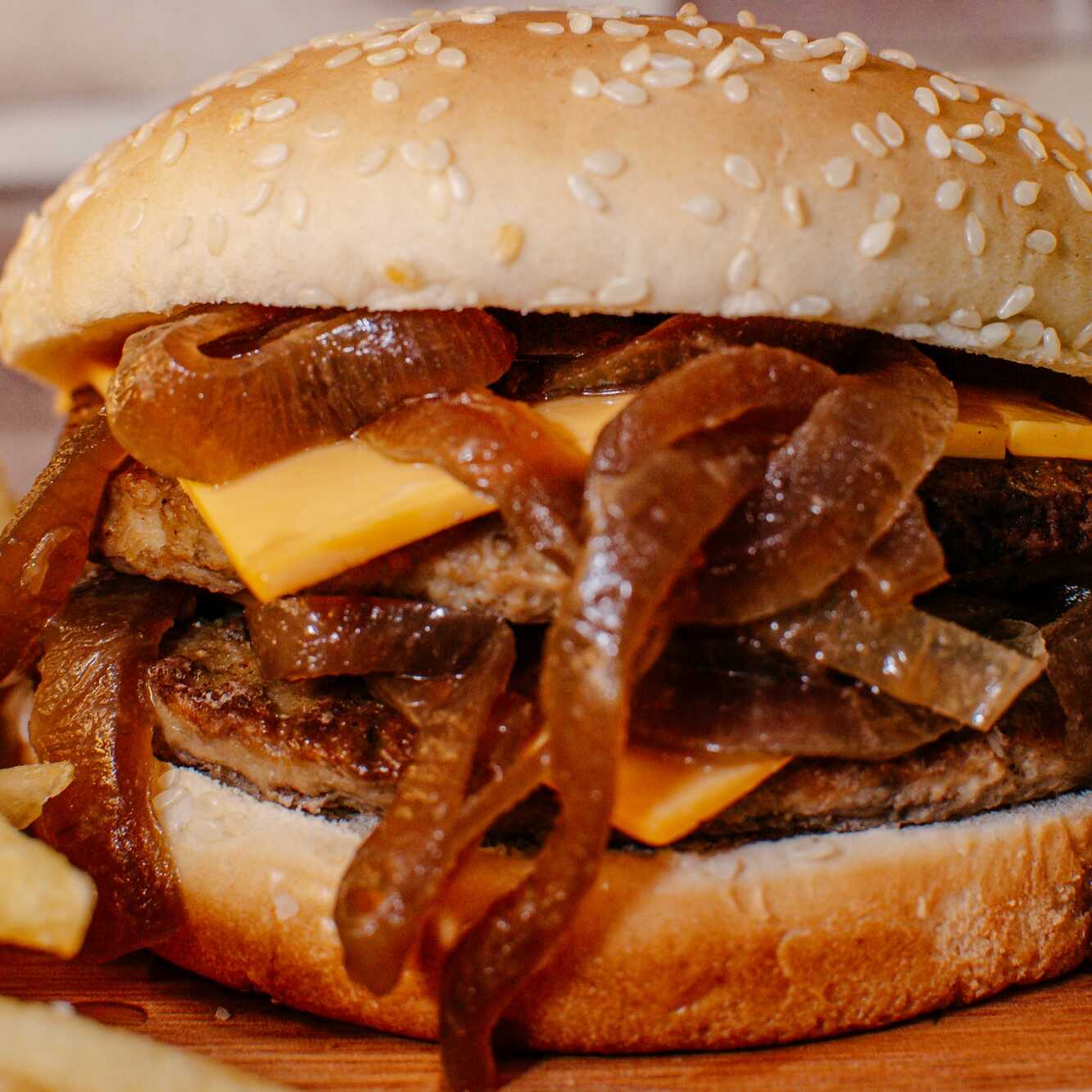 Pão grande , duas carnes bovinas de 90g , queijo cheddar e cebola caramelizada ao shoyu