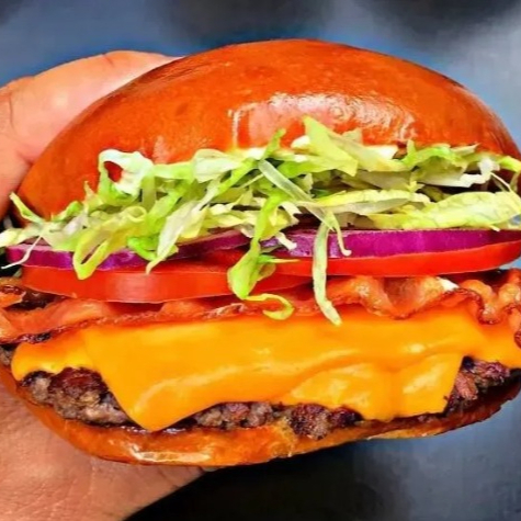 Pão brioche selado na manteiga, carne suculenta de 110g, queijo cheddar, bacon, cebola roxa, alface americana, tomate e uma deliciosa maionese da casa!