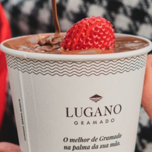 Fondue de chocolate ao leite derretido 180g, com morangos.