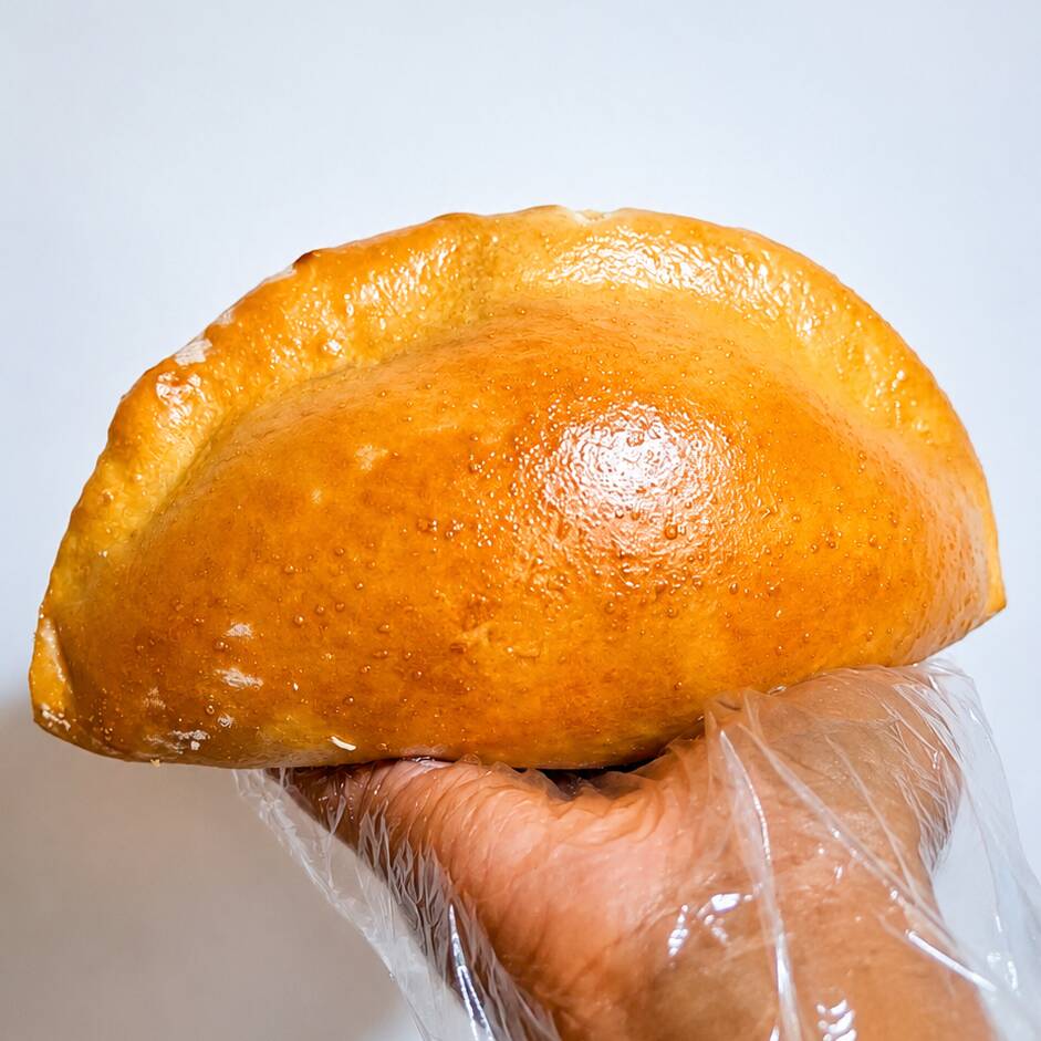 Recheio irresistível com uma Deliciosa mistura de Frango Cozido e Desfiado bem Temperadinho e com Requeijão - Tudo isso envolto em uma Massa Artesanal, Leve, Fofinha e 100% Feita à Mão, com Ingredientes Frescos e Assado no Forno a Lenha.