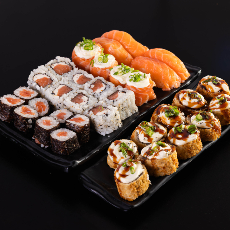 2 NIGUIRI,2 JOYS, 4 HURAMAKI DE SALMÃO COM CREM CHESSE, 4 OSSOMAKI, 10 HOT HOLL