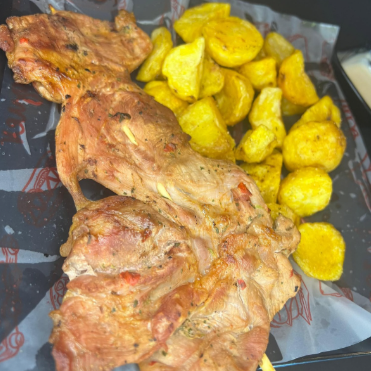 Chuzo de Cerdo con Papitas