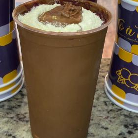 Uma deliciosa Vitamina de açaí Cremoso, Acompanhado de Leite condensado Integral, Leite em Pó e Nutella de Verdade.
