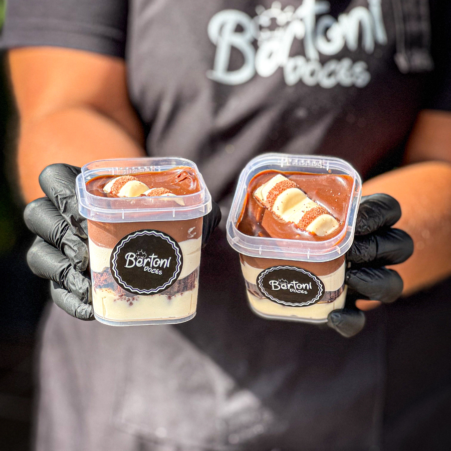 Irresistíveis camadas de mousse e creme de leite Ninho, nosso delicioso brownie, brigadeiro suave e nada enjoativo, finalizado com chantilly e Kinder Bueno. (250ml)
Obs.: a Bertoni Doces não altera nenhum produto ou retira/adiciona ingrediente.