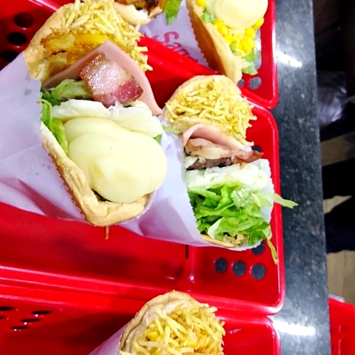 Pão Macio, Hambúrguer Suculento, Queijo Derretido, Bacon Crocante, Ovo Grelhado, Alface Crocante, Tomate Fresco, Milho Doce e Batata Palha . Para Um Sabor Em Dobro! 🍔🔥