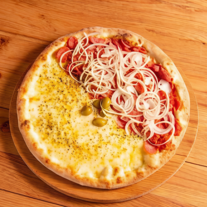 Desfrute de nossa esplêndida Pizza Grande, dividida harmoniosamente em duas saborosas metades. De um lado, a cremosidade inconfundível da mussarela gratinada finalizada com orégano e tomate e manjericão, cobrindo a massa crocante até a borda. Do outro, a calabresa, fatiada finamente e distribuída de maneira uniforme, proporcionando um sabor marcante e delicioso a cada mordida. Essa combinação clássica mistura a criatividade brasileira com a tradição italiana.