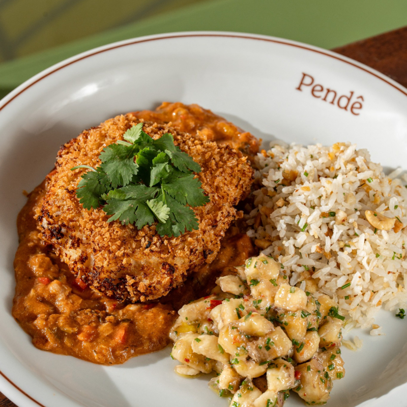 Peixe do dia empanado/ Pirão/ Arroz com nuts (castanhas e nozes)/ Vinagrete de banana da terra e coentro.
