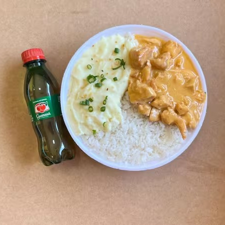 Marmita com delicioso filé de frango ao molho estrogonofe acompanhado de arroz branco e purê de batatas inglesas. Acompanha refrigerante pet Guaraná Antárctica bem gelado. Marmita indicada para 01 pessoa.