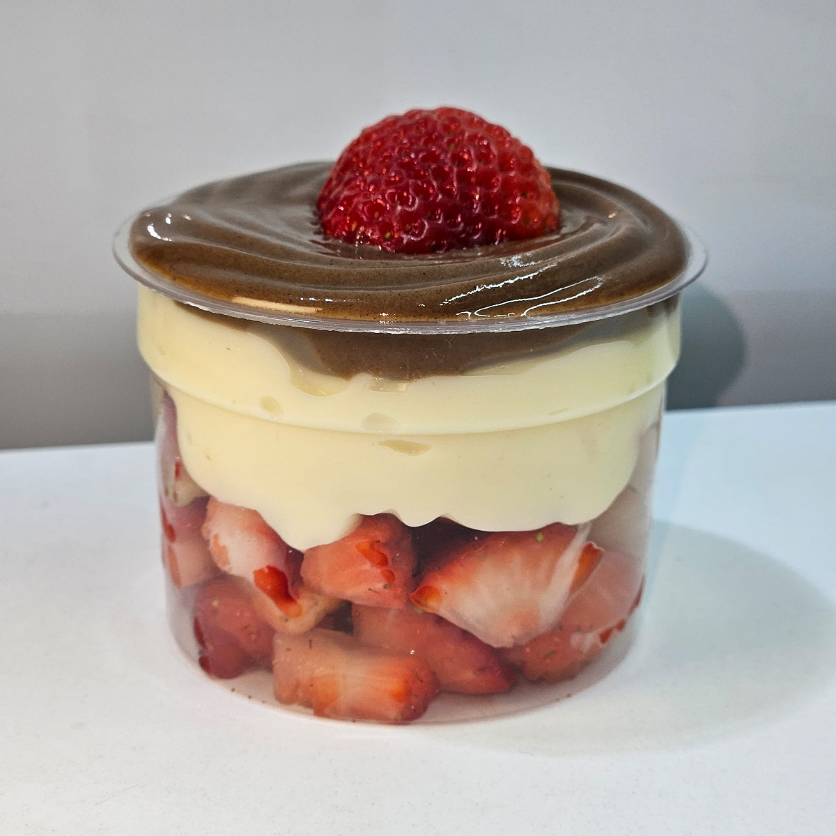 Morangos fresquinhos cortados com muito creme de ninho e um camada de creme de chocolate por cima pra completar essa delícia ! Serve 1 pessoa. 150gr