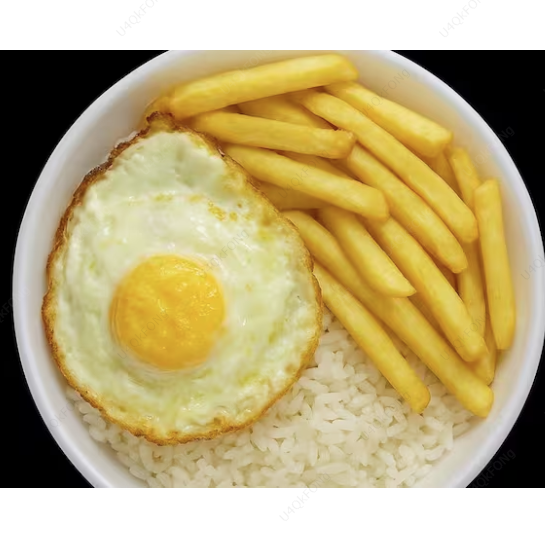 Com arroz, feijão, farofa e batata frita crocante. Quentinha de Ovo Frito.