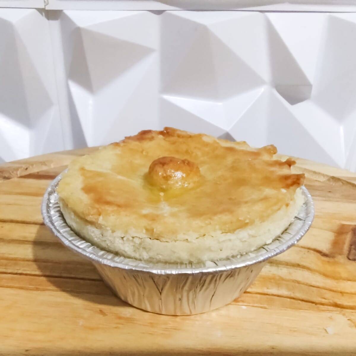 2 empadas grandes de frango com Catupiry: massa douradinha, macia e recheio cremoso na medida certa. Cada unidade tem 130g de muito sabor, perfeita para matar a fome com aquele gostinho caseiro irresistível.