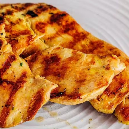 Filé de frango no ponto perfeito. Escolha 2 acompanhamentos + refrigerante 220ml + sobremesa.