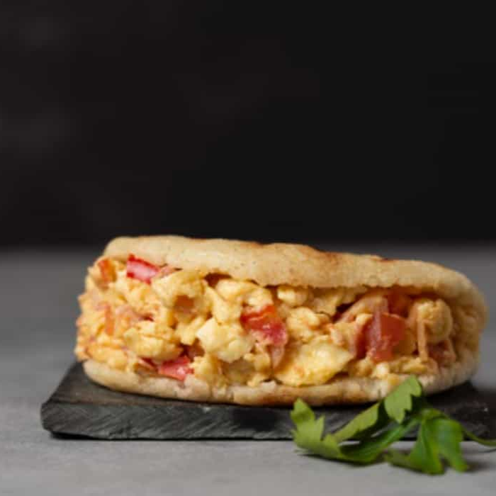 Arepa con Huevos Pericos