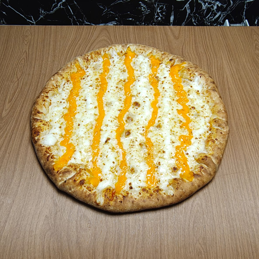 molho de tomate, queijo cheddar, mussarela, queijo parmesão, catupiry e oregano