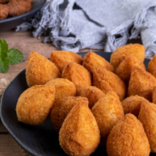 Coxinha, queijo, queijo e presunto, calabresa com queijo, enroladin salsicha, kibe, risole de carne. Não curte algum sabor? Sem problema! É só informar nas observações que a gente personaliza pra você. #Salgadosfritos #Salgadosindividual #coxinha #Salgadoscrocantes