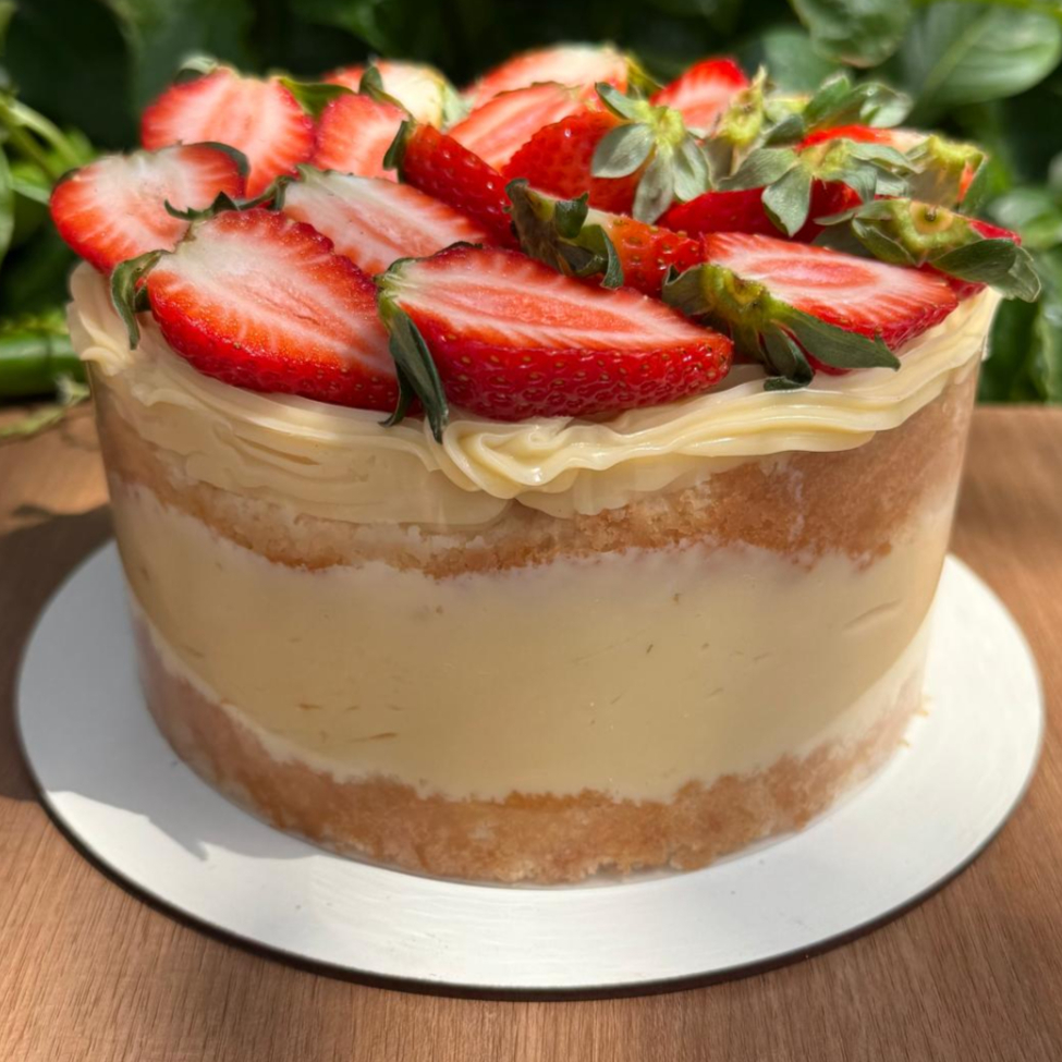 Bolo feito com massa de pão de ló de baunilha regada com calda de leite condensado e recheado com brigadeiro de Ninho cremoso. Sendo duas camadas de massa e uma de recheio cremoso. Não vai chantilly, vai envolto em uma tira de acetato o que possibilita molhar mais o bolo e preserva no transporte para que ele não "desabe". Ótima Opção par a Presente de Aniversário Bolo de Aniversario Bolo de Festa Bolo Confeitado Bolo Festivo